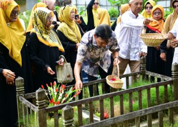 WAKIL BUPATI HSS H. SURIANI IKUTI ZIARAH DAN SILATURAHMI GURU SMA IDHATA KANDANGAN