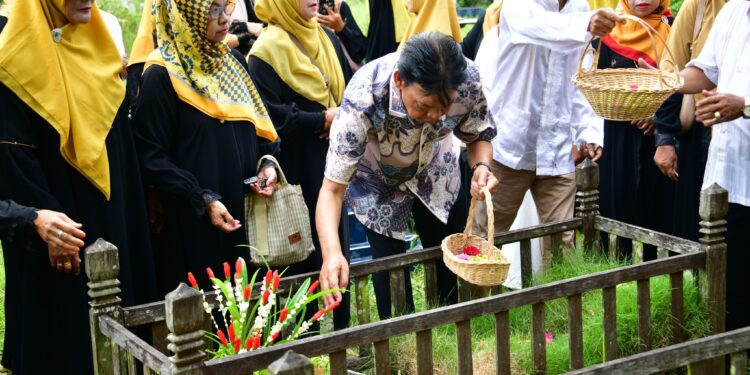 WAKIL BUPATI HSS H. SURIANI IKUTI ZIARAH DAN SILATURAHMI GURU SMA IDHATA KANDANGAN