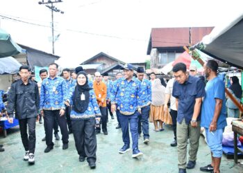 JELANG RAMADAN 1447 H, BUPATI HSS TINJAU LANGSUNG HARGA SEMBAKO DI PASAR KANDANGAN