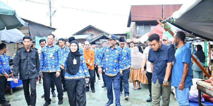 JELANG RAMADAN 1447 H, BUPATI HSS TINJAU LANGSUNG HARGA SEMBAKO DI PASAR KANDANGAN