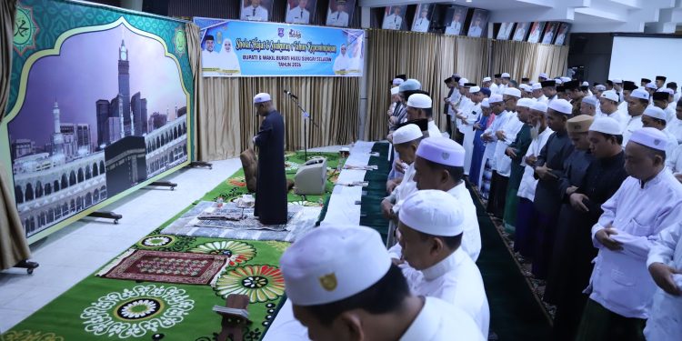 SATU TAHUN KEPEMIMPINAN, BUPATI DAN WAKIL BUPATI HSS GELAR SHOLAT HAJAT DAN DOA BERSAMA