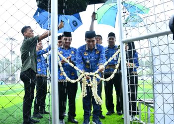 MESKI DIGUYUR HUJAN, SEMANGAT TAK SURUT: LAPANGAN MINI SOCCER SUNGAI RAYA RESMI DIBUKA