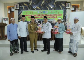 WABUP HSS SERAHKAN PARFUM SAJADAH MASJID, WUJUD NYATA KEPEDULIAN DAN SINERGI BANGUN DAERAH RELIGIUS