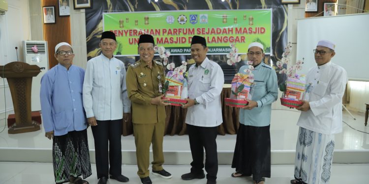 WABUP HSS SERAHKAN PARFUM SAJADAH MASJID, WUJUD NYATA KEPEDULIAN DAN SINERGI BANGUN DAERAH RELIGIUS