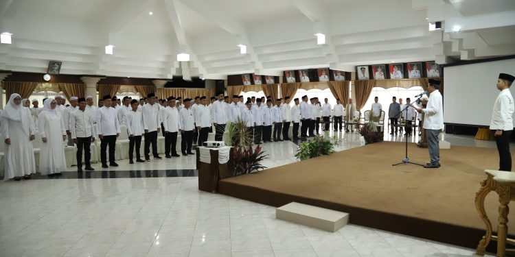 BUPATI HSS KUKUHKAN TIM PAKAR, LANTIK PIMPINAN BAZNAS DAN UP3, PERKUAT KELEMBAGAAN DAERAH