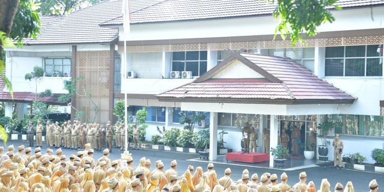 AWAL MARET JADI MOMENTUM PENGUATAN KINERJA, BUPATI HSS TEGASKAN DISIPLIN DAN INTEGRITAS ASN