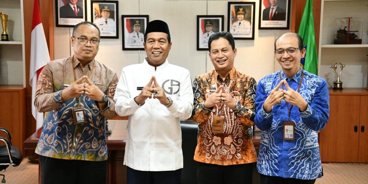 BUPATI HSS TERIMA KUNJUNGAN KEPALA BPS PROVINSI KALSEL, SEKALIGUS LEPAS DAN SAMBUT KEPALA BPS HSS