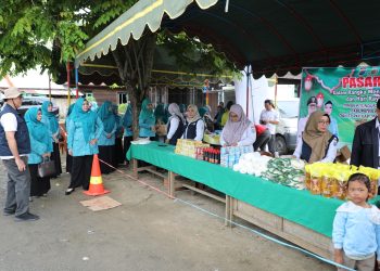 TP PKK HSS TINJAU PASAR MURAH DI KALUMPANG, PASTIKAN WARGA DAPAT SEMBAKO TERJANGKAU DI BULAN SUCI RAMADHAN 1447H