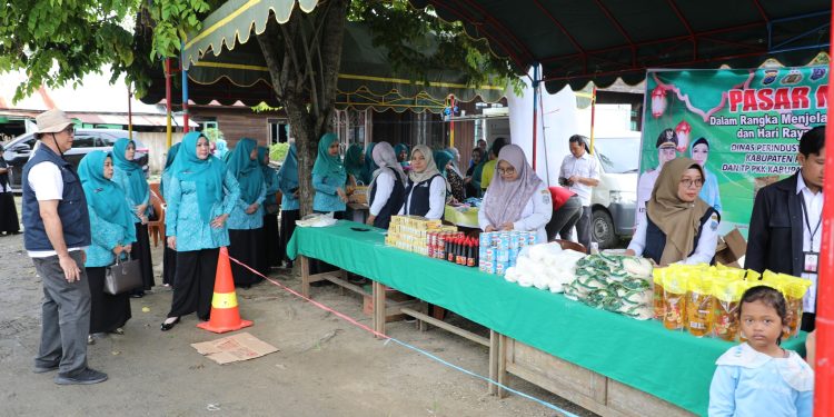 TP PKK HSS TINJAU PASAR MURAH DI KALUMPANG, PASTIKAN WARGA DAPAT SEMBAKO TERJANGKAU DI BULAN SUCI RAMADHAN 1447H