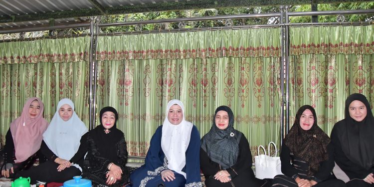 SAFARI RAMADHAN 1447 H DI MASJID AL MUJAHIDIN, KETUA TP PKK HSS TURUT DAMPINGI BUPATI