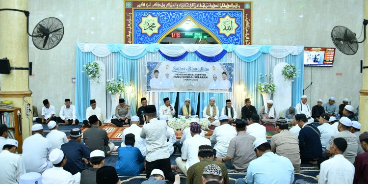 SAFARI RAMADHAN PEMKAB HSS DI SUNGAI RAYA, BUPATI AJAK MASYARAKAT PERKUAT KEPEDULIAN DAN PERSAUDARAAN