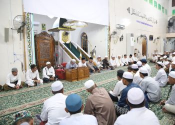 WABUP HSS SHOLAT TARAWIH DAN HADIRI PERINGATAN NUZULUL QUR’AN BERSAMA MASYARAKAT DAHA DI MASJID BESAR JAMI IBERAHIM