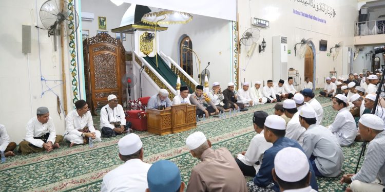 WABUP HSS SHOLAT TARAWIH DAN HADIRI PERINGATAN NUZULUL QUR’AN BERSAMA MASYARAKAT DAHA DI MASJID BESAR JAMI IBERAHIM