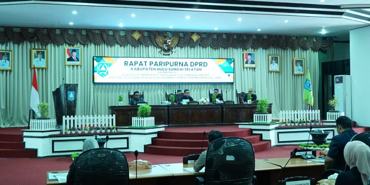 WABUP HSS HADIRI RAPAT PARIPURNA DPRD PENYAMPAIAN PANDANGAN UMUM FRAKSI ATAS RANPERDA RTRW 2026–2046