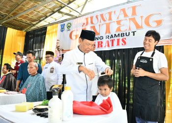 WAKIL BUPATI HSS BUKA KEGIATAN JUMAT GANTENG, POTONG RAMBUT GRATIS DI MASJID AL-AMAN ANGKINANG