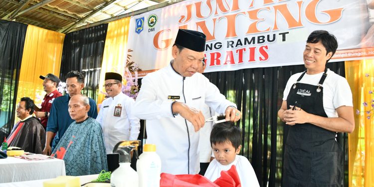 WAKIL BUPATI HSS BUKA KEGIATAN JUMAT GANTENG, POTONG RAMBUT GRATIS DI MASJID AL-AMAN ANGKINANG