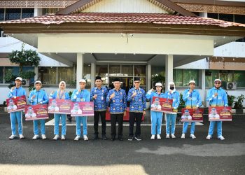 WABUP HSS PIMPIN APEL KESADARAN NASIONAL DAN SERAHKAN BONUS ATLET BERPRESTASI