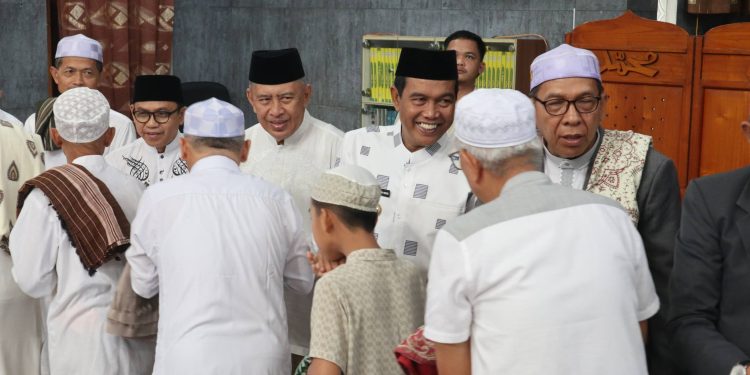 BUPATI HSS BERSAMA KETUA TP PKK SHALAT IDUL FITRI 1447 H BERSAMA MASYARAKAT DI MASJID AGUNG TAQWA KANDANGAN