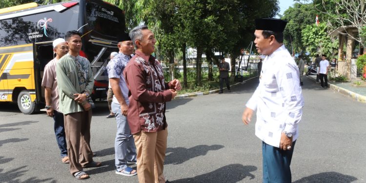 SILATURRAHMI IDUL FITRI, BUPATI HSS TERIMA KUNJUNGAN PERTAMA DARI KAPOLRES DAN DANDIM DI PENDOPO