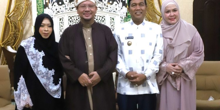 ERATKAN SINERGI ULAMA DAN UMARA, BUPATI HSS SILATURRAHMI KE KEDIAMAN TGH. AHMAD SYAIRAZI PADA MOMENTUM IDUL FITRI