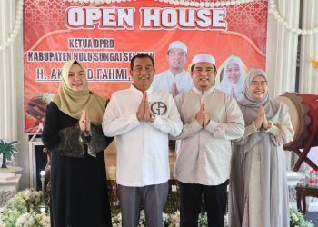BUPATI HSS HADIRI OPEN HOUSE IDUL FITRI KETUA DPRD, PERERAT SILATURAHMI DENGAN MASYARAKAT