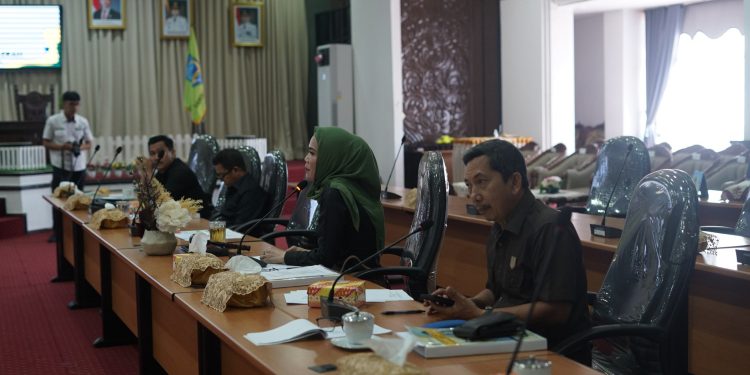 PEMKAB HSS BERSAMA KOMISI III DPRD BAHAS RANPERDA PENGELOLAAN BARANG MILIK DAERAH