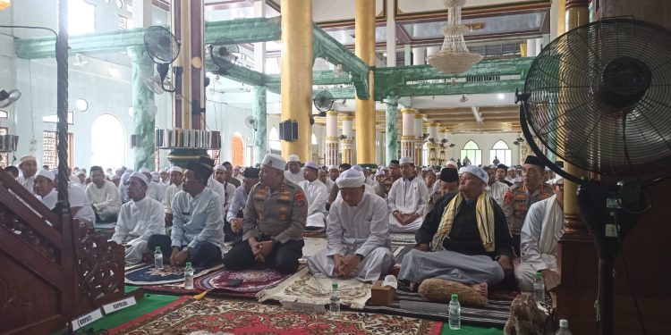 BUPATI HSS SAMBUT KUNJUNGAN KAPOLDA KALSEL DI KANDANGAN, PERERAT SINERGI LEWAT SHOLAT JUMAT BERJAMAAH