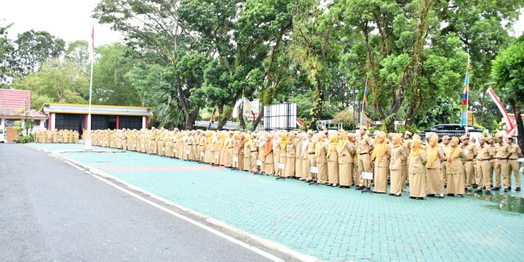 PERKUAT DISIPLIN DAN APRESIASI KEPATUHAN PAJAK, PEMKAB HSS GELAR APEL GABUNGAN AWAL BULAN APRIL