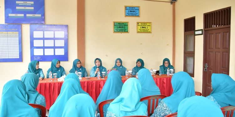 PEMBINAAN PAAREDI DI DESA GAMBAH DALAM, TP PKK HSS PERKUAT PERAN KADER DALAM PENGASUHAN ANAK DI ERA DIGITAL