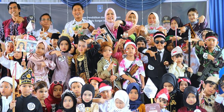BUNDA PAUD HSS BUKA RESMI DAN JADI JURI LOMBA PERAGAAN BUSANA ANAK TK, SEMARAKKAN HARI KARTINI DAN HARDIKNAS