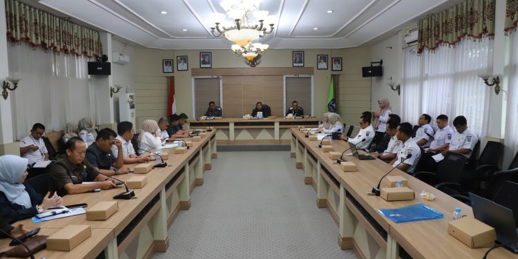 PEMKAB HSS GELAR RAKOR TERBATAS EVALUASI DAMPAK GEOPOLITIK TERHADAP PROYEK PEMBANGUNAN DAERAH