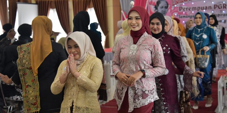 SEMANGAT KARTINI MENGGEMA DI HSS: PEREMPUAN PGRI GELAR LOMBA KEBAYA, TEGASKAN PERAN GURU SEBAGAI PELESTARI BUDAYA