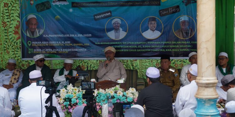 WABUP HSS HADIRI HAUL KE-1 KH M. AINI DI PONPES RAUDHATUL ‘ULUM GUMBIL