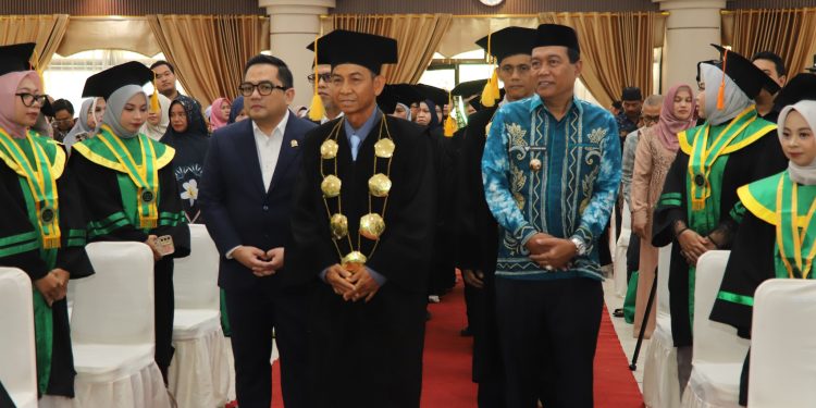 HADIRI WISUDA XXIII IAI DARUL ULUM, BUPATI HSS TEKANKAN PENTINGNYA KARAKTER, INTEGRITAS, DAN PERAN LULUSAN