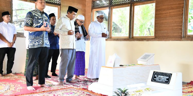 BUPATI HSS ZIARAH KE MAKAM ABAH GURU K.H. M. AINI DAN SERAHKAN BANTUAN UNTUK PERINGATAN HAUL