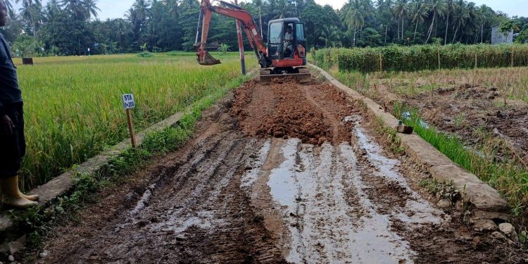 TMMD KE-128 KODIM 1003/HSS KERAHKAN EXCAVATOR, KEBUT PERBAIKAN JALAN 1000 METER PENGHUBUNG DESA PANTAI ULIN – DESA ULIN