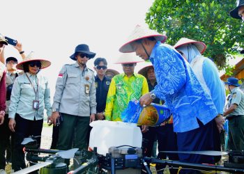 BUPATI HSS HADIRI TANAM SERENTAK, DORONG PENINGKATAN PRODUKSI PERTANIAN DAERAH