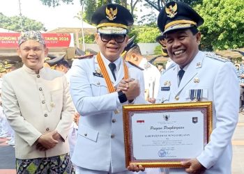 HSS SATU-SATUNYA KABUPATEN DI LUAR JAWA PENERIMA PENGHARGAAN KINERJA TINGGI PADA HUT OTDA KE-30