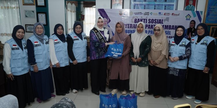 KEPEDULIAN YANG MENGUATKAN, 500 PAKET SEMBAKO UNTUK KADER PKK DAN PENDIDIK PAUD DI HSS