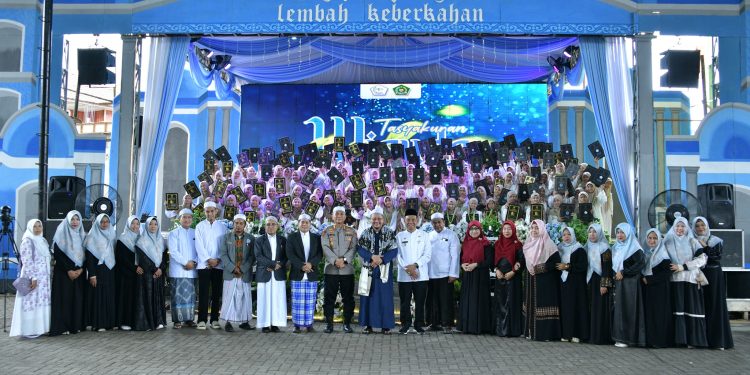 RATUSAN SANTRIWATI DIWISUDA, WABUP HSS TEKANKAN FONDASI AKHLAK DI ERA MODERN
