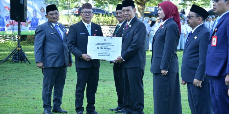WABUP HULU SUNGAI SELATAN HADIRI PERINGATAN OTDA DAN HARDIKNAS, TERIMA BAPINTAR RP500 JUTA DAN APRESIASI SISWA BERPRESTASI