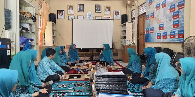 KETUA TP PKK HSS LAKUKAN KUNJUNGAN DAN PEMBINAAN KE DESA SIRIH JELANG PENILAIAN AKU HATINYA PKK