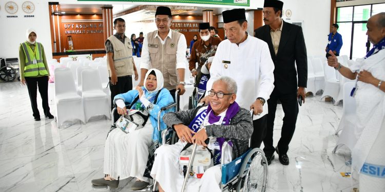 DOA DAN HARAPAN MENGIRINGI, CALON JEMAAH HAJI ASAL KABUPATEN HSS DIBERANGKATKAN MENUJU TANAH SUCI