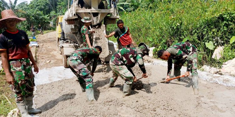 SATGAS TMMD 128 KODIM 1003/HSS DAN WARGA BERSINERGI KEJAR TARGET PEMBANGUNAN JALAN