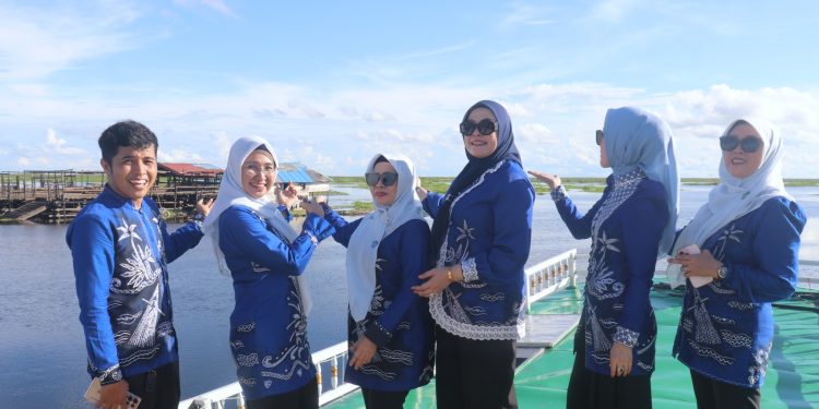 TP PKK KABUPATEN HSS SUSUR SUNGAI KE WISATA KALANG HADANGAN, AJAK MASYARAKAT NIKMATI KEINDAHAN DESTINASI HULU SUNGAI SELATAN