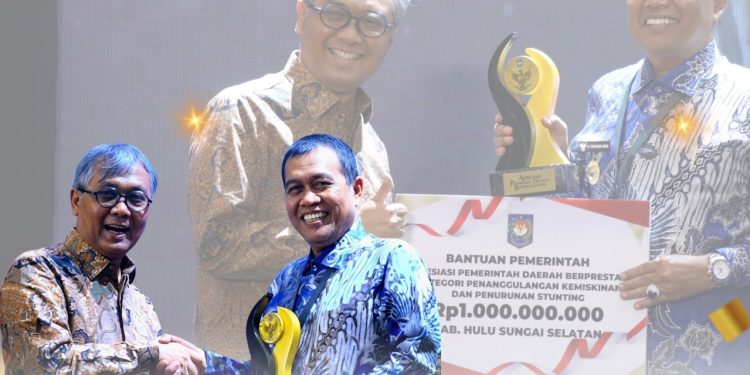 PEMKAB HSS RAIH TERBAIK 3 PENURUNAN KEMISKINAN DAN STUNTING SE-KALIMANTAN