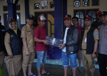 WAKIL BUPATI HSS SERAHKAN BANTUAN LOGISTIK BAGI WARGA TERDAMPAK BANJIR DI BANYIUR