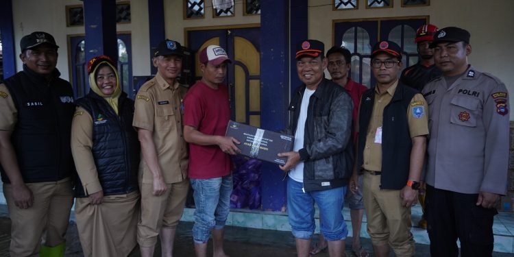 WAKIL BUPATI HSS SERAHKAN BANTUAN LOGISTIK BAGI WARGA TERDAMPAK BANJIR DI BANYIUR