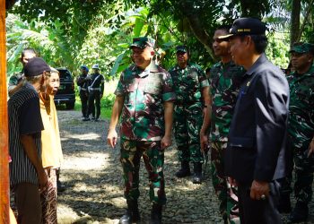 PASTIKAN TMMD MEMBERI MANFAAT NYATA BAGI WARGA, PANGDAM DAN WABUP HSS TINJAU HASIL PEMBANGUNAN DI DESA ULIN DAN DESA PANTAI ULIN