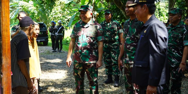 PASTIKAN TMMD MEMBERI MANFAAT NYATA BAGI WARGA, PANGDAM DAN WABUP HSS TINJAU HASIL PEMBANGUNAN DI DESA ULIN DAN DESA PANTAI ULIN